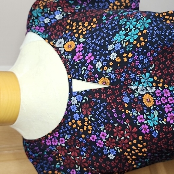 A.N.A (a new approach) Ruffle Hem Short Sleeve Floral Blouse - Picture 4 of 12